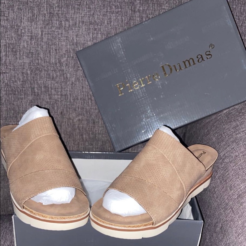 Ladies Pierre Dumas bone colored sandals, Brand new in box Size 9